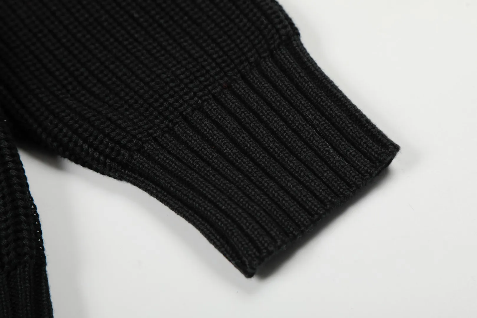 P220 Top quality" Style number: DS812# (not off the shelves all year round) [Ralph Lauren round neck piqué knitted sweater with war horse embroidery on the front and back] ✅Ralph Lauren classic basic versatile round neck pullover sweater for men and women ✅Main supply platform live broadcast Wholesale entity Replenish if out of stock Not removed from the shelves ✅ZP quality 1:1 version Scan the code to enter the GF website Counter quality ✅Detailed quality The only one in Guangzhou Imported quality cotton yarn Mainly high-end, cost-effective, good quality needless to say ✅The version is restored to the original order, the maximum size can be worn up to 200 pounds, loose, comfortable and stress-free ✅The upper body is simple and easy to match, ootd must-have style, good-looking clothes are never picky, a must-have item in the wardrobe is recommended. Size: S-XL Color: White, gray, khaki, navy blue, brown, burgundy, black with white label, black with red label